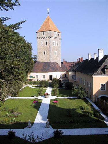Schloss Neuhaus - Turnierhof im Jahr 2001