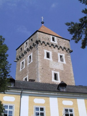 Schloss Neuhaus: Fünfeckiger Bergfried mit Wasserspeier und Kleeblattfries im Jahr 2011