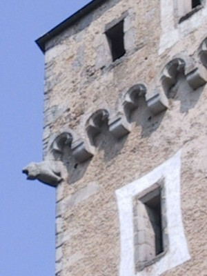 Granitener Wasserspeier und Kleeblattfries am Bergfried des Schloss Neuhaus